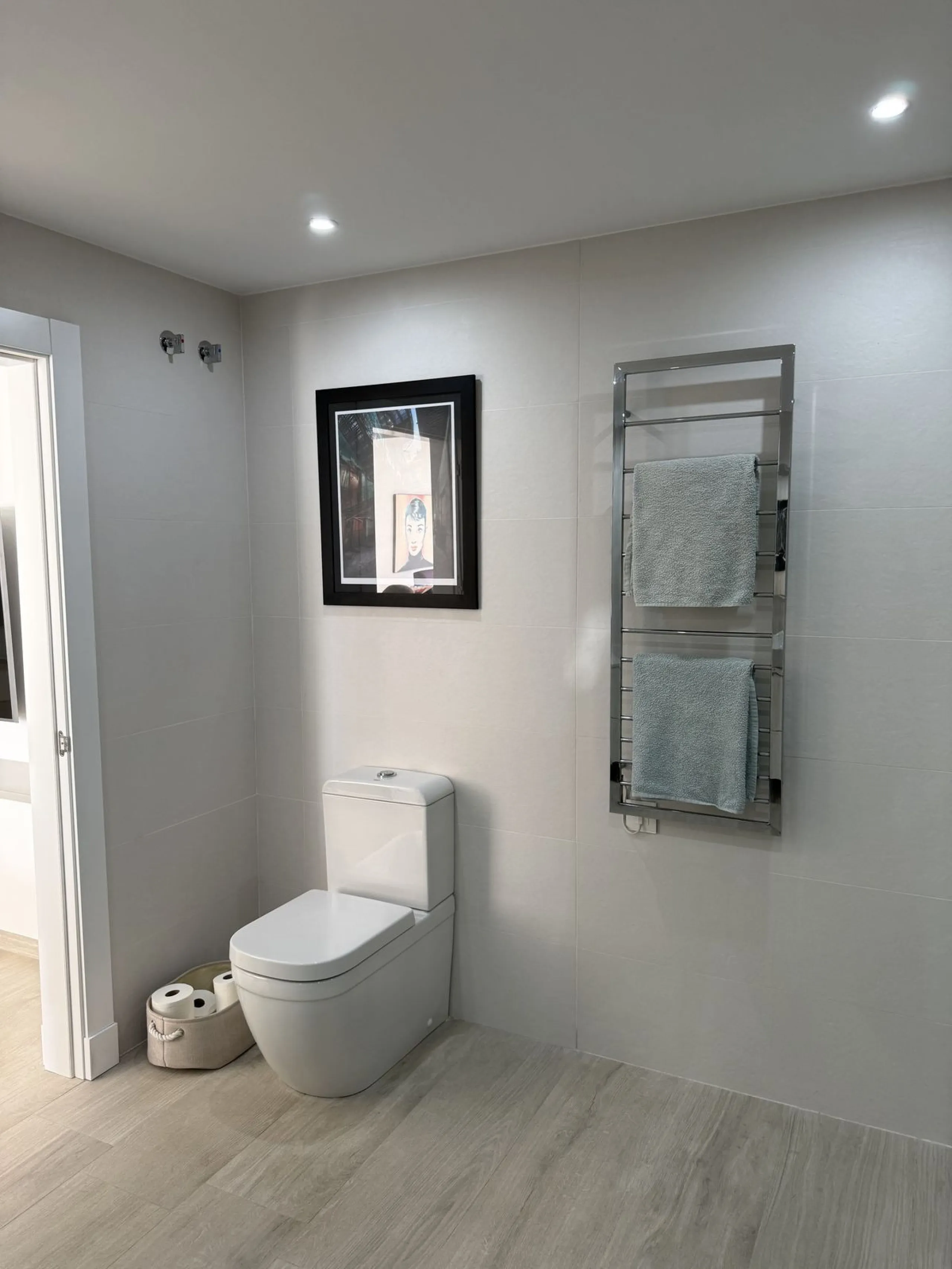 The house has been recently renovated throughout, in the main house you have 4 bedrooms, one bedroom is on the ground floor with a guest toilet, access to the main terrace from the bedroom, on the upper level you have three bedrooms, the largest of the be