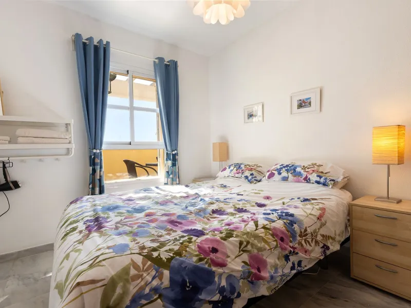 A beautiful South West facing penthouse with a roof terrace, amazing views, walking distance to public transport and local amenities, underground parking, a storage room and on a community which allows short term rentals (subject to the new buyer going th