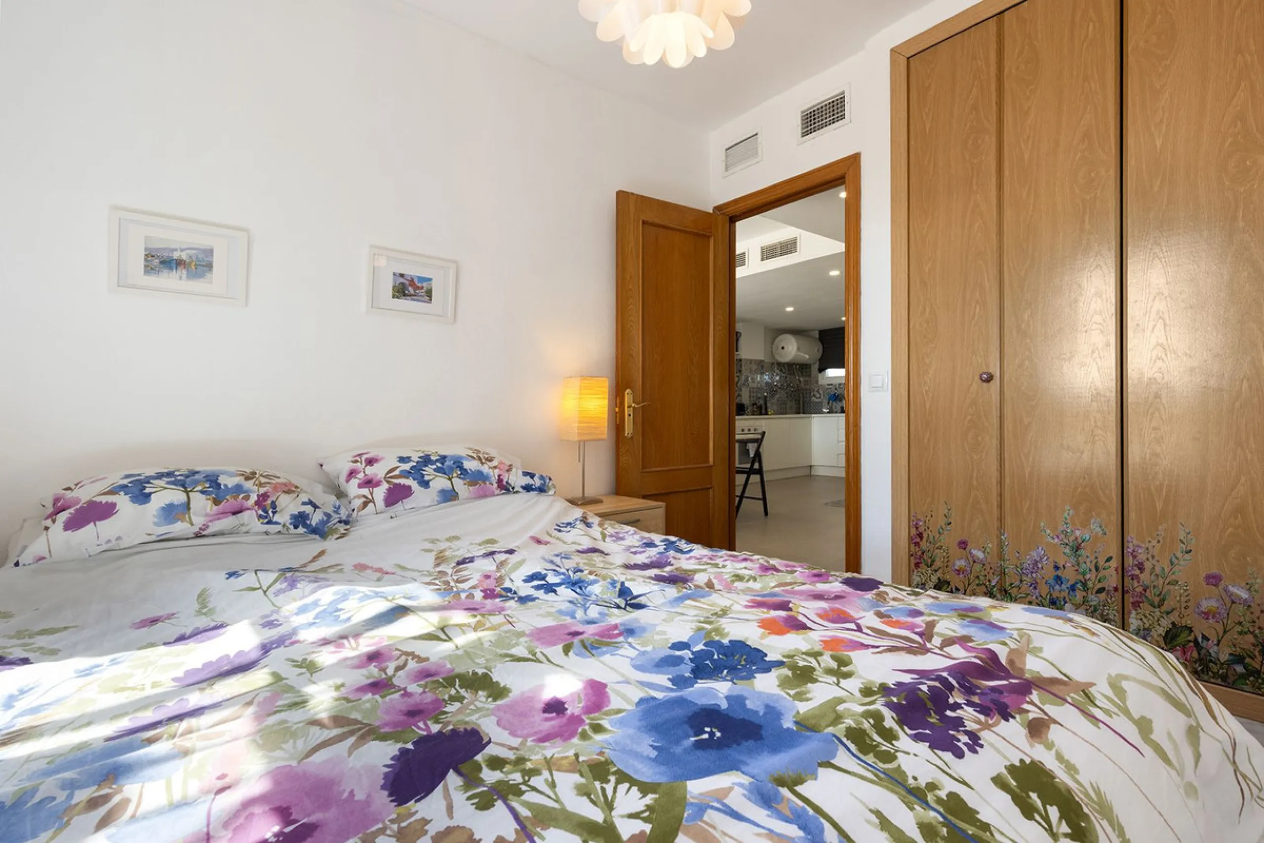 A beautiful South West facing penthouse with a roof terrace, amazing views, walking distance to public transport and local amenities, underground parking, a storage room and on a community which allows short term rentals (subject to the new buyer going th
