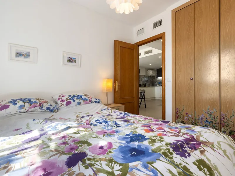 A beautiful South West facing penthouse with a roof terrace, amazing views, walking distance to public transport and local amenities, underground parking, a storage room and on a community which allows short term rentals (subject to the new buyer going th