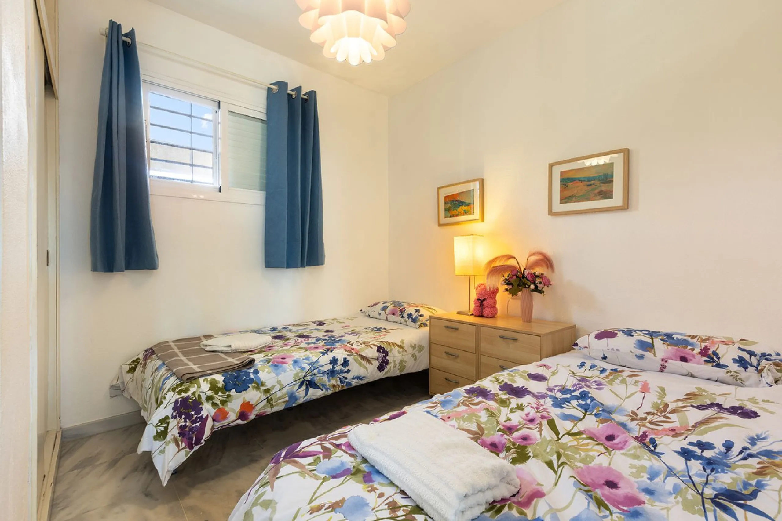A beautiful South West facing penthouse with a roof terrace, amazing views, walking distance to public transport and local amenities, underground parking, a storage room and on a community which allows short term rentals (subject to the new buyer going th