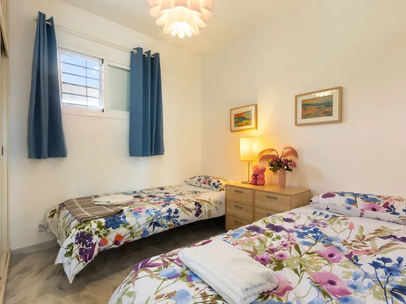 A beautiful South West facing penthouse with a roof terrace, amazing views, walking distance to public transport and local amenities, underground parking, a storage room and on a community which allows short term rentals (subject to the new buyer going th
