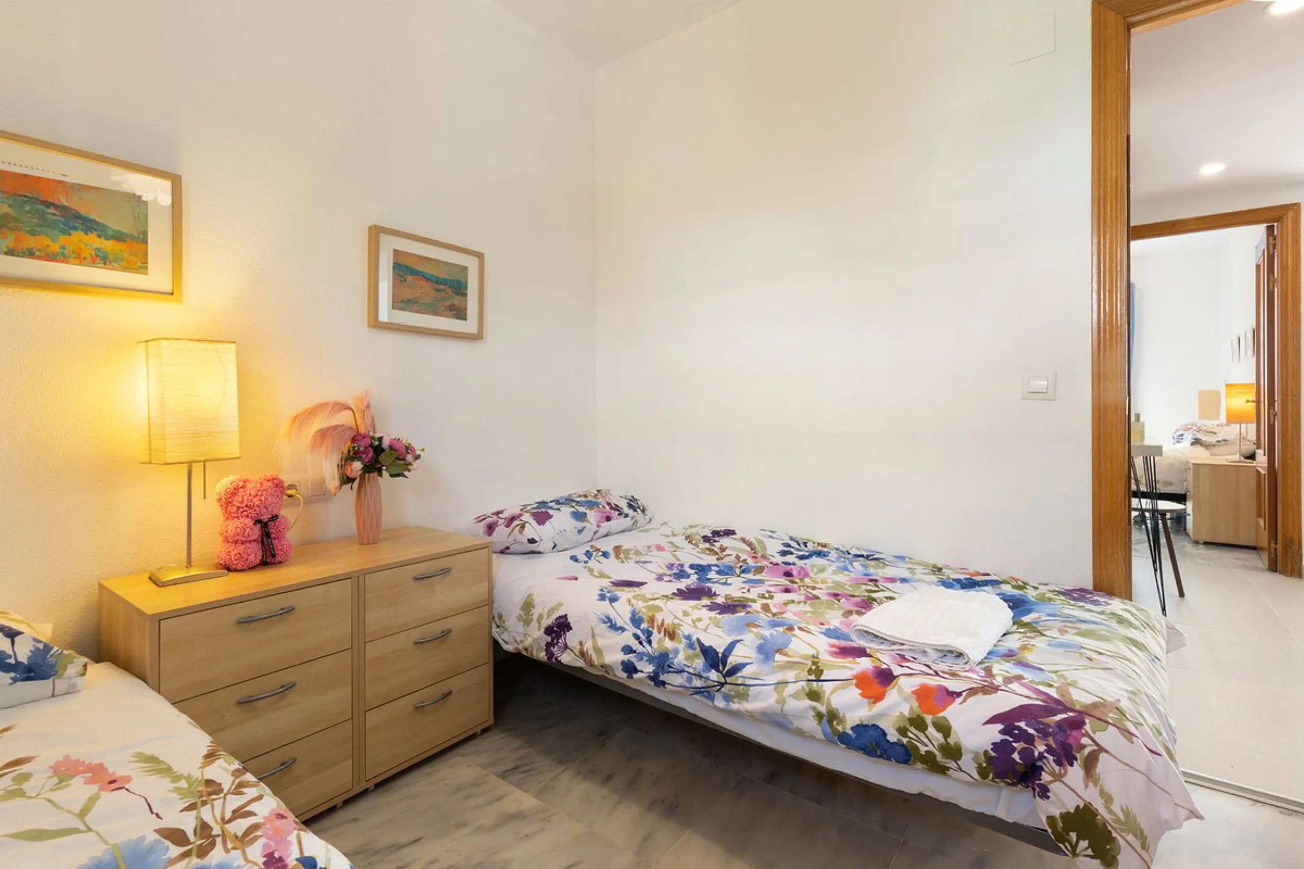 A beautiful South West facing penthouse with a roof terrace, amazing views, walking distance to public transport and local amenities, underground parking, a storage room and on a community which allows short term rentals (subject to the new buyer going th