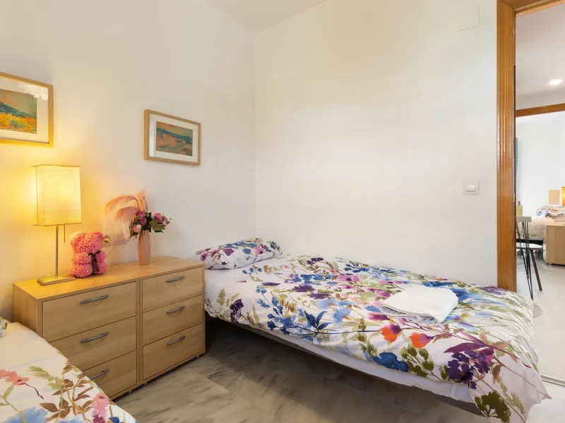 A beautiful South West facing penthouse with a roof terrace, amazing views, walking distance to public transport and local amenities, underground parking, a storage room and on a community which allows short term rentals (subject to the new buyer going th