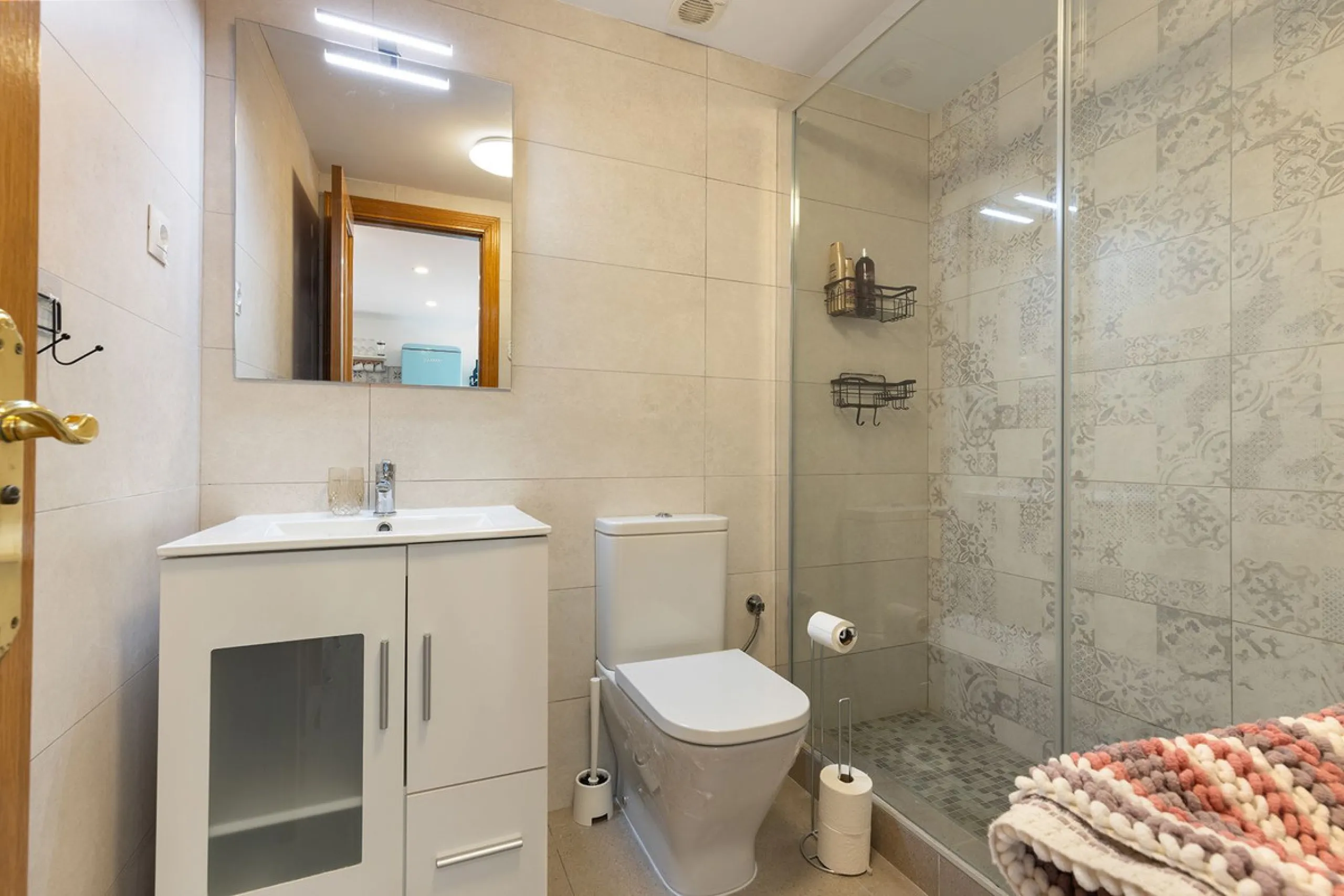 A beautiful South West facing penthouse with a roof terrace, amazing views, walking distance to public transport and local amenities, underground parking, a storage room and on a community which allows short term rentals (subject to the new buyer going th