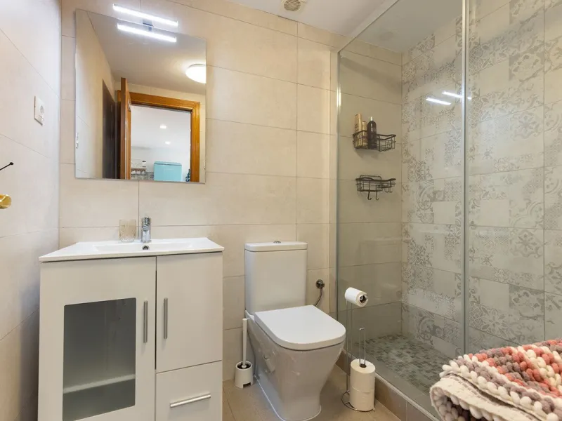 A beautiful South West facing penthouse with a roof terrace, amazing views, walking distance to public transport and local amenities, underground parking, a storage room and on a community which allows short term rentals (subject to the new buyer going th