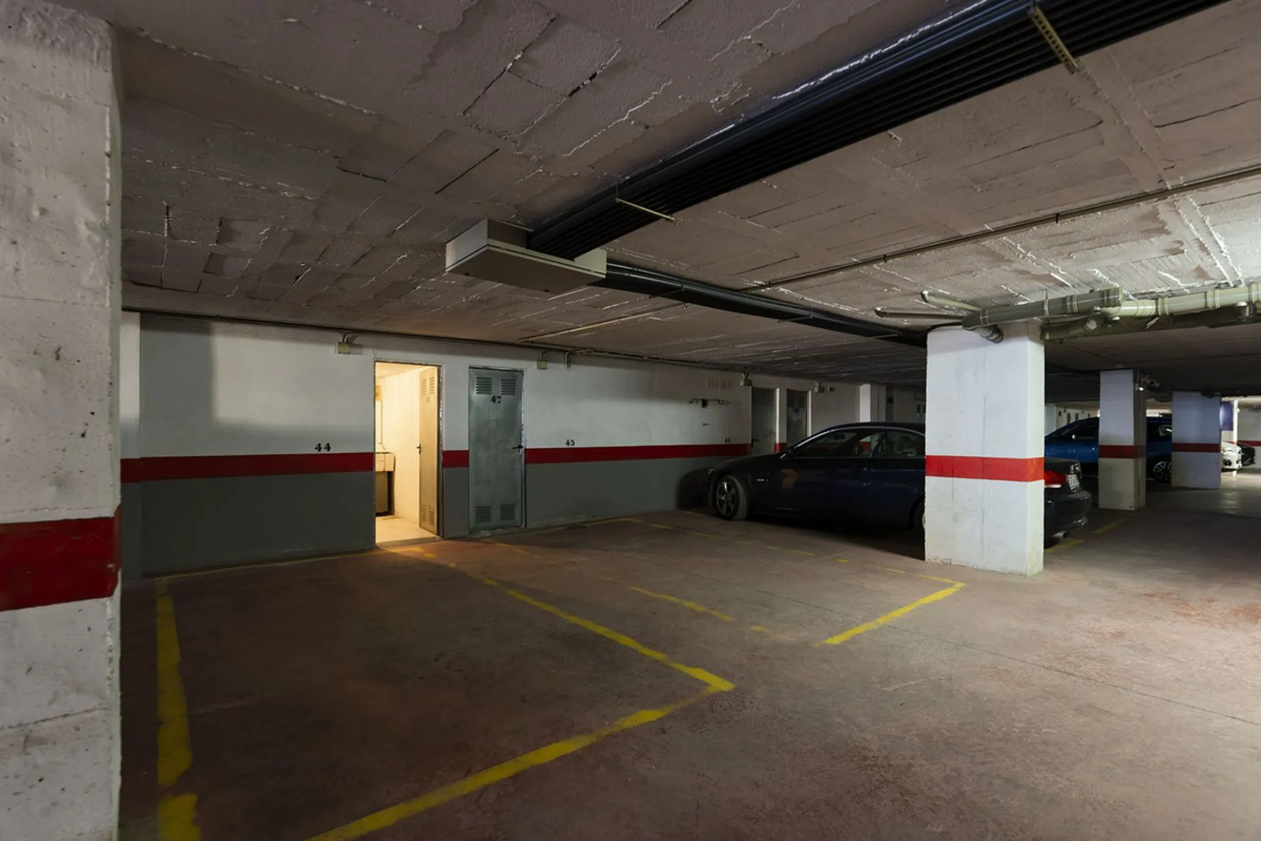 A beautiful South West facing penthouse with a roof terrace, amazing views, walking distance to public transport and local amenities, underground parking, a storage room and on a community which allows short term rentals (subject to the new buyer going th