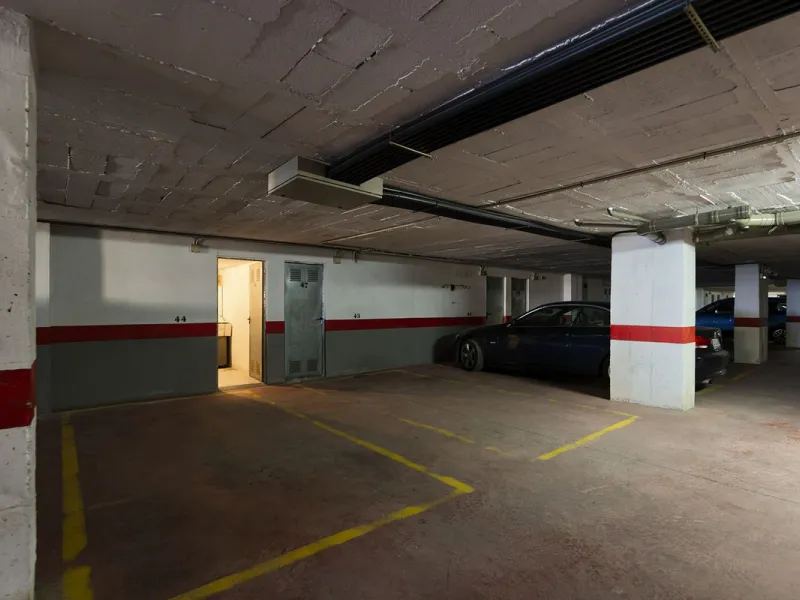 A beautiful South West facing penthouse with a roof terrace, amazing views, walking distance to public transport and local amenities, underground parking, a storage room and on a community which allows short term rentals (subject to the new buyer going th