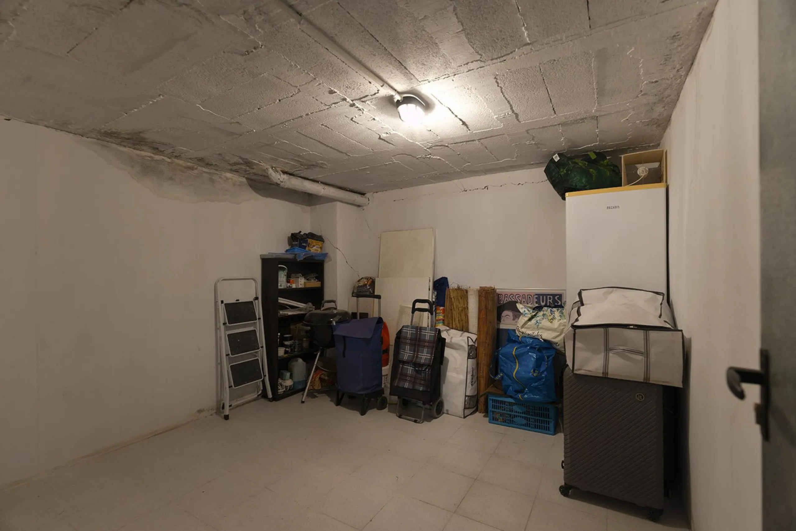 A beautiful South West facing penthouse with a roof terrace, amazing views, walking distance to public transport and local amenities, underground parking, a storage room and on a community which allows short term rentals (subject to the new buyer going th