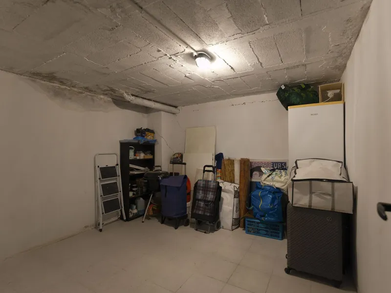 A beautiful South West facing penthouse with a roof terrace, amazing views, walking distance to public transport and local amenities, underground parking, a storage room and on a community which allows short term rentals (subject to the new buyer going th