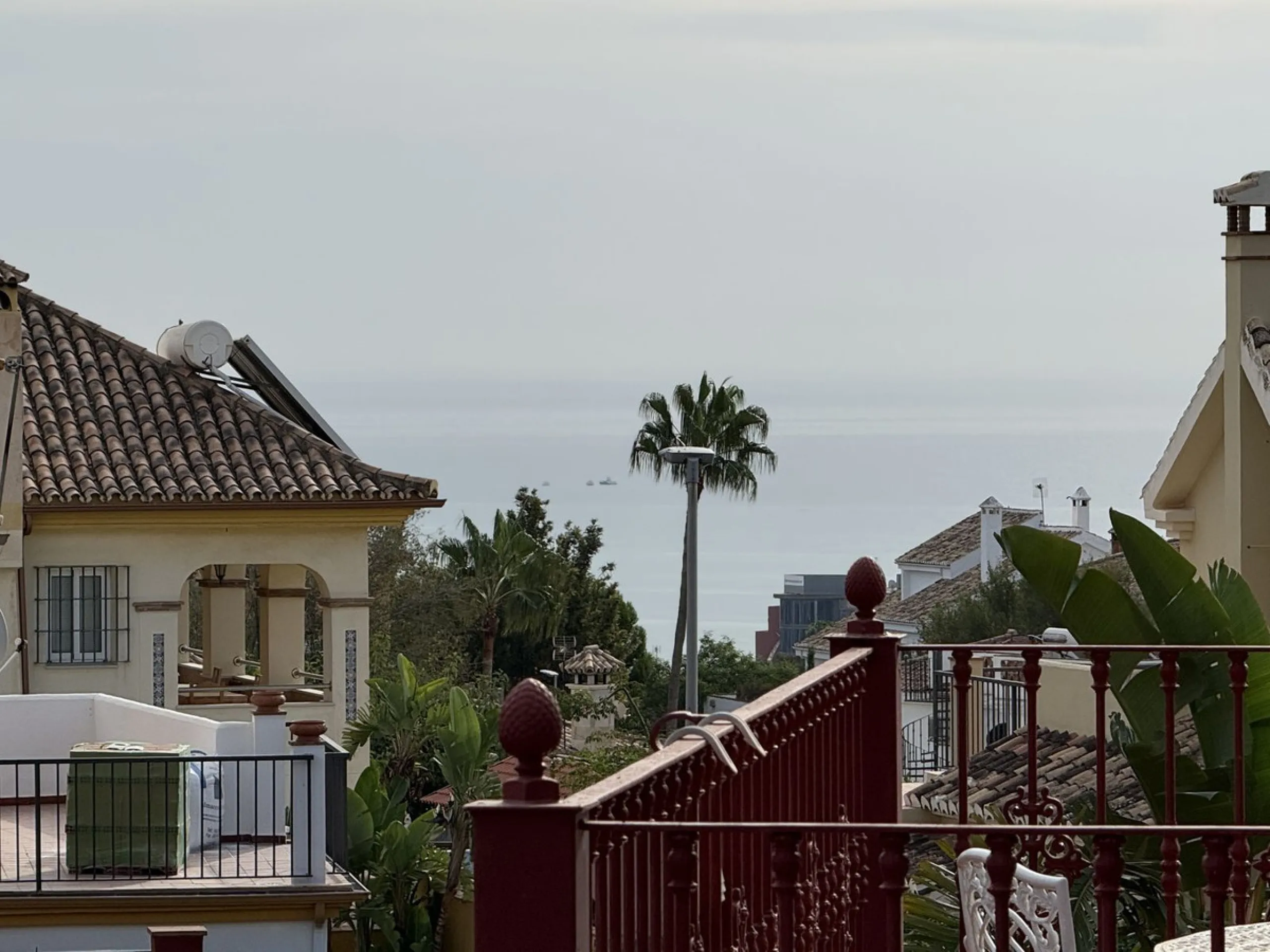 A REAL JEWEL IN THE HEART OF BENÁLMADENA with partial sea view: a four-storey semi-detached house with private lift (!) in a peaceful and beautifully maintained community.