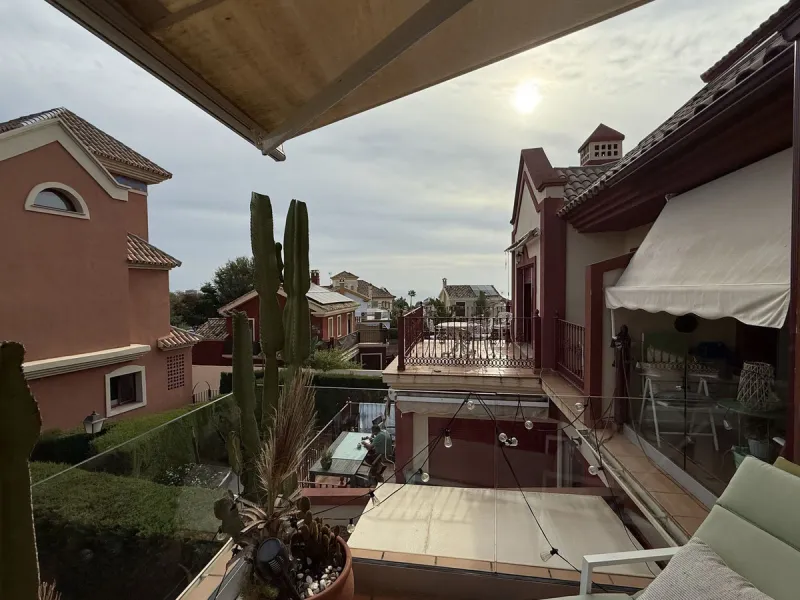 A REAL JEWEL IN THE HEART OF BENÁLMADENA with partial sea view: a four-storey semi-detached house with private lift (!) in a peaceful and beautifully maintained community.