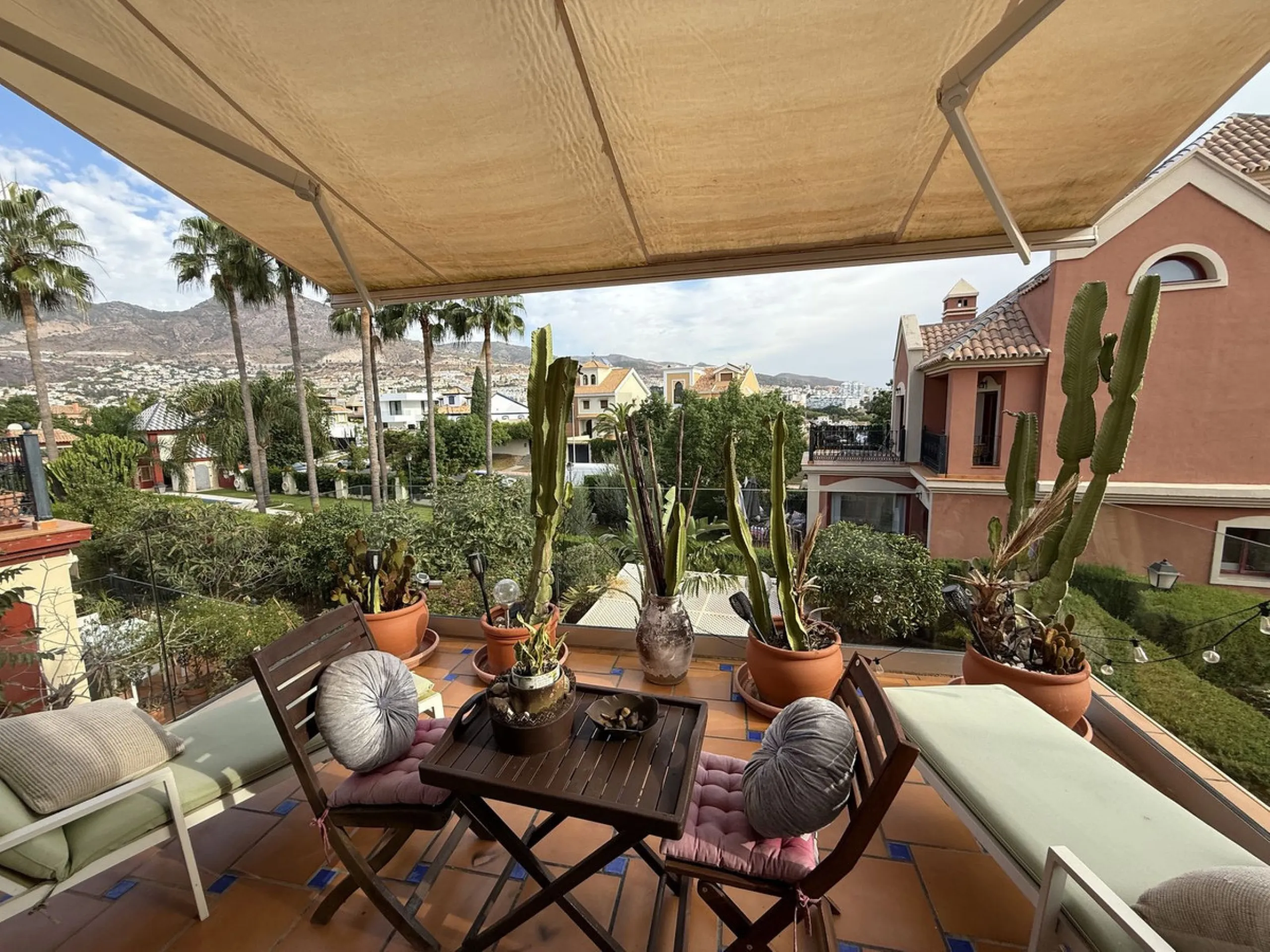 A REAL JEWEL IN THE HEART OF BENÁLMADENA with partial sea view: a four-storey semi-detached house with private lift (!) in a peaceful and beautifully maintained community.