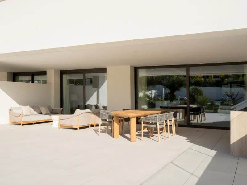 Located in the prestigious Epic Marbella by Fendi, this stunning duplex offers an exceptional living experience with the perfect combination of style, comfort, and convenience. Featuring 4 spacious bedrooms and 4 elegantly designed bathrooms, this propert