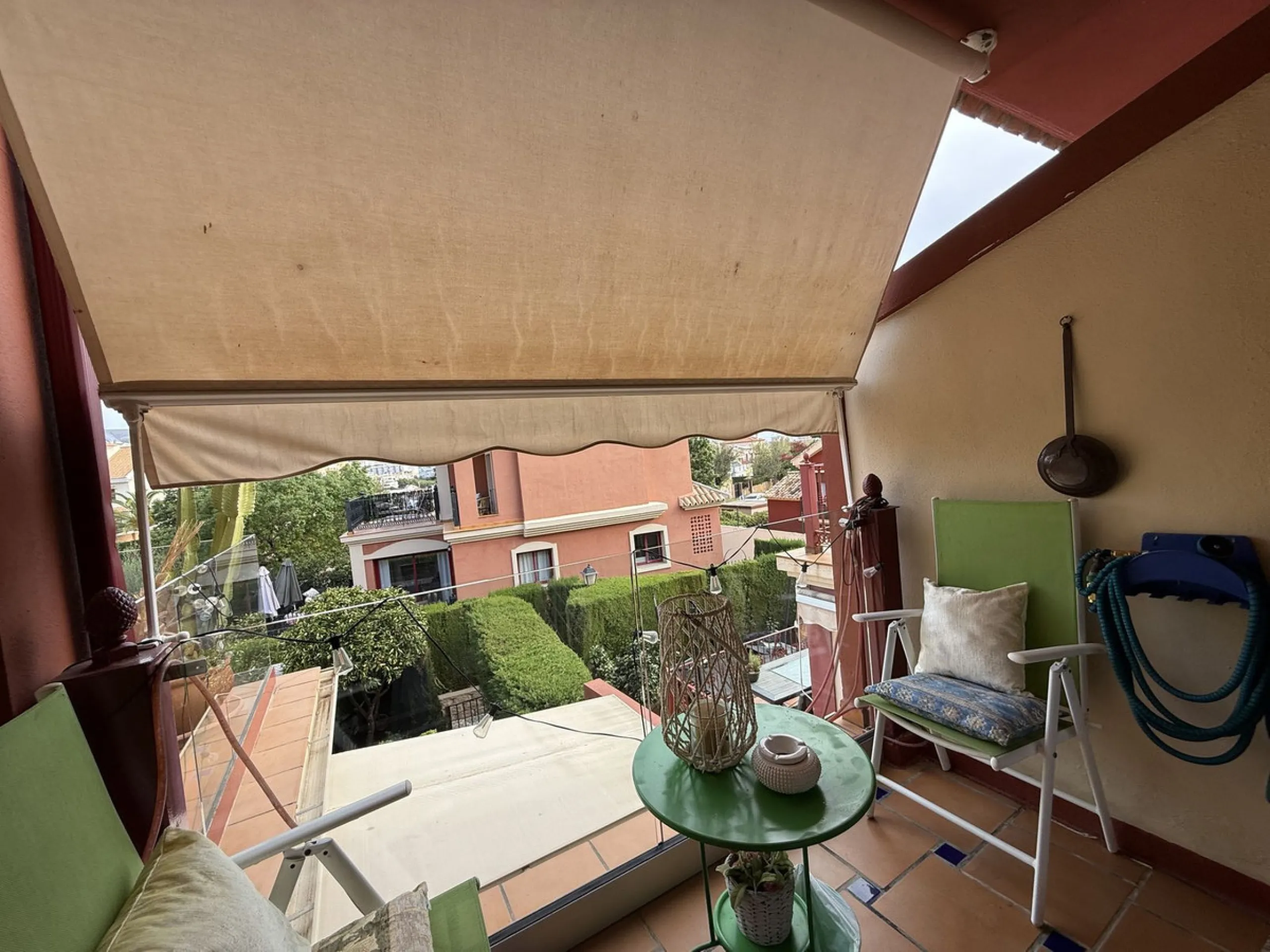 A REAL JEWEL IN THE HEART OF BENÁLMADENA with partial sea view: a four-storey semi-detached house with private lift (!) in a peaceful and beautifully maintained community.