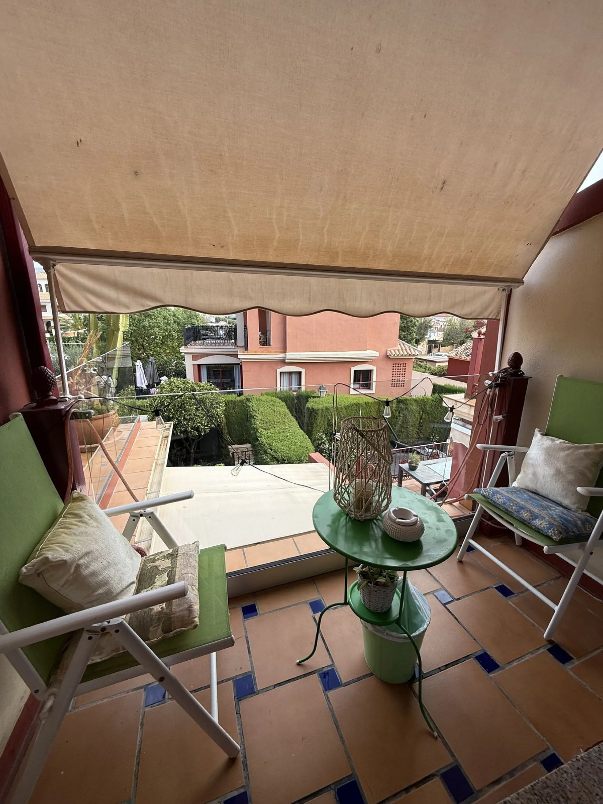 A REAL JEWEL IN THE HEART OF BENÁLMADENA with partial sea view: a four-storey semi-detached house with private lift (!) in a peaceful and beautifully maintained community.