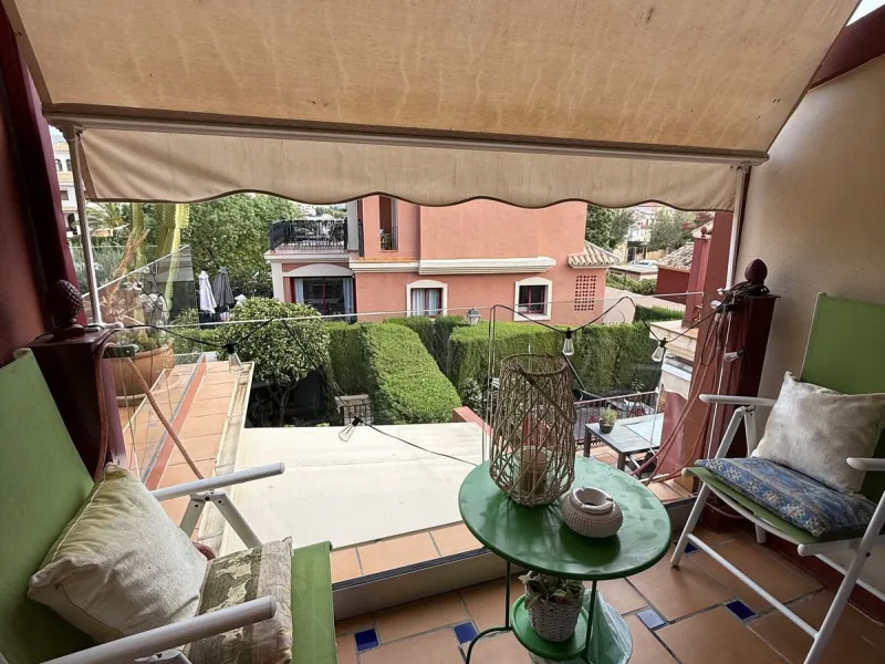 A REAL JEWEL IN THE HEART OF BENÁLMADENA with partial sea view: a four-storey semi-detached house with private lift (!) in a peaceful and beautifully maintained community.