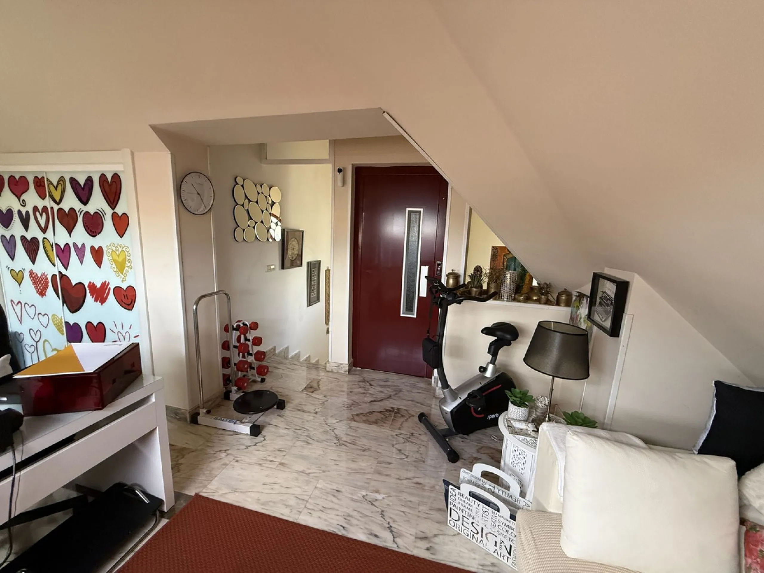 A REAL JEWEL IN THE HEART OF BENÁLMADENA with partial sea view: a four-storey semi-detached house with private lift (!) in a peaceful and beautifully maintained community.