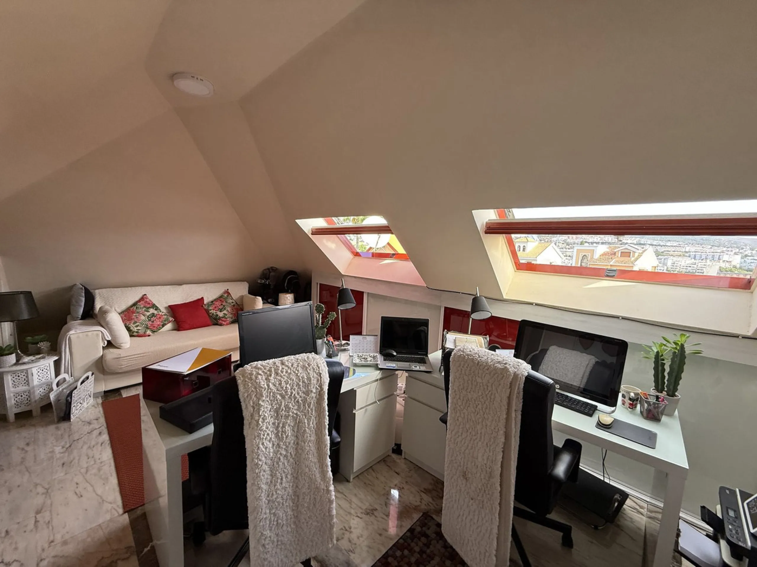 A REAL JEWEL IN THE HEART OF BENÁLMADENA with partial sea view: a four-storey semi-detached house with private lift (!) in a peaceful and beautifully maintained community.