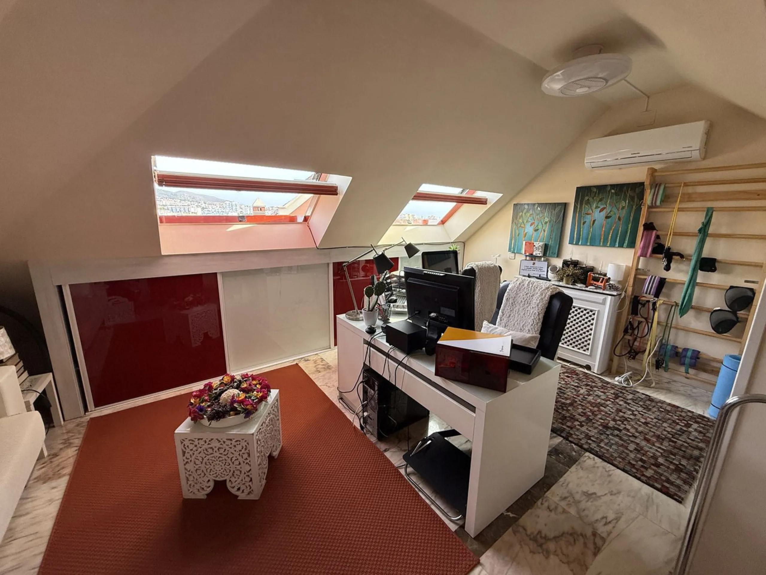 A REAL JEWEL IN THE HEART OF BENÁLMADENA with partial sea view: a four-storey semi-detached house with private lift (!) in a peaceful and beautifully maintained community.