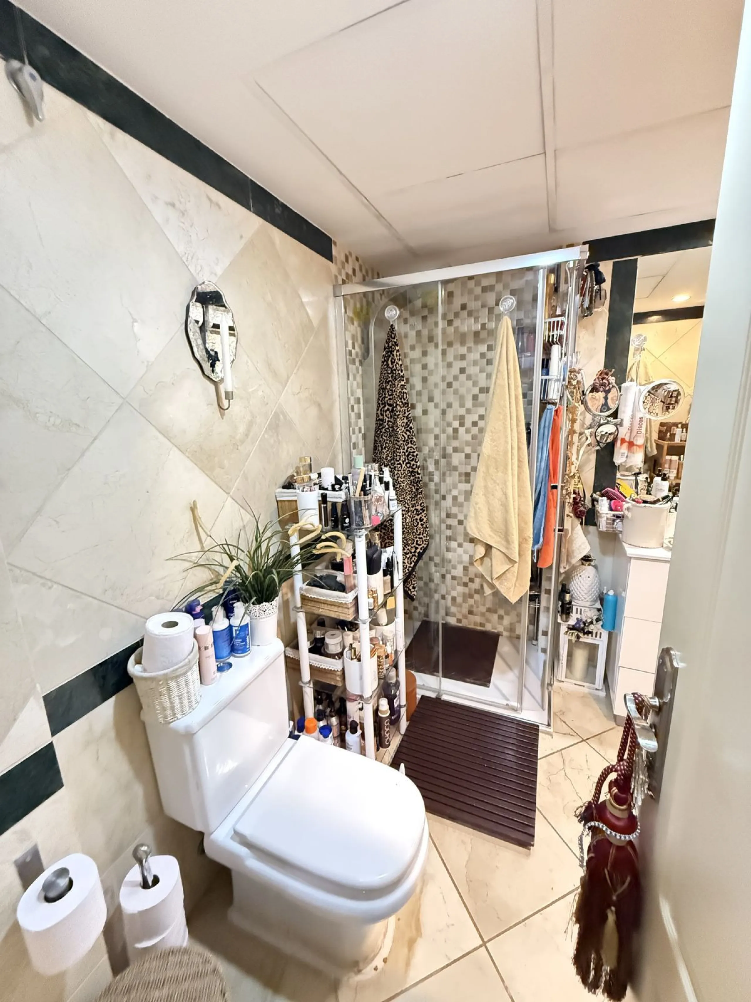A REAL JEWEL IN THE HEART OF BENÁLMADENA with partial sea view: a four-storey semi-detached house with private lift (!) in a peaceful and beautifully maintained community.