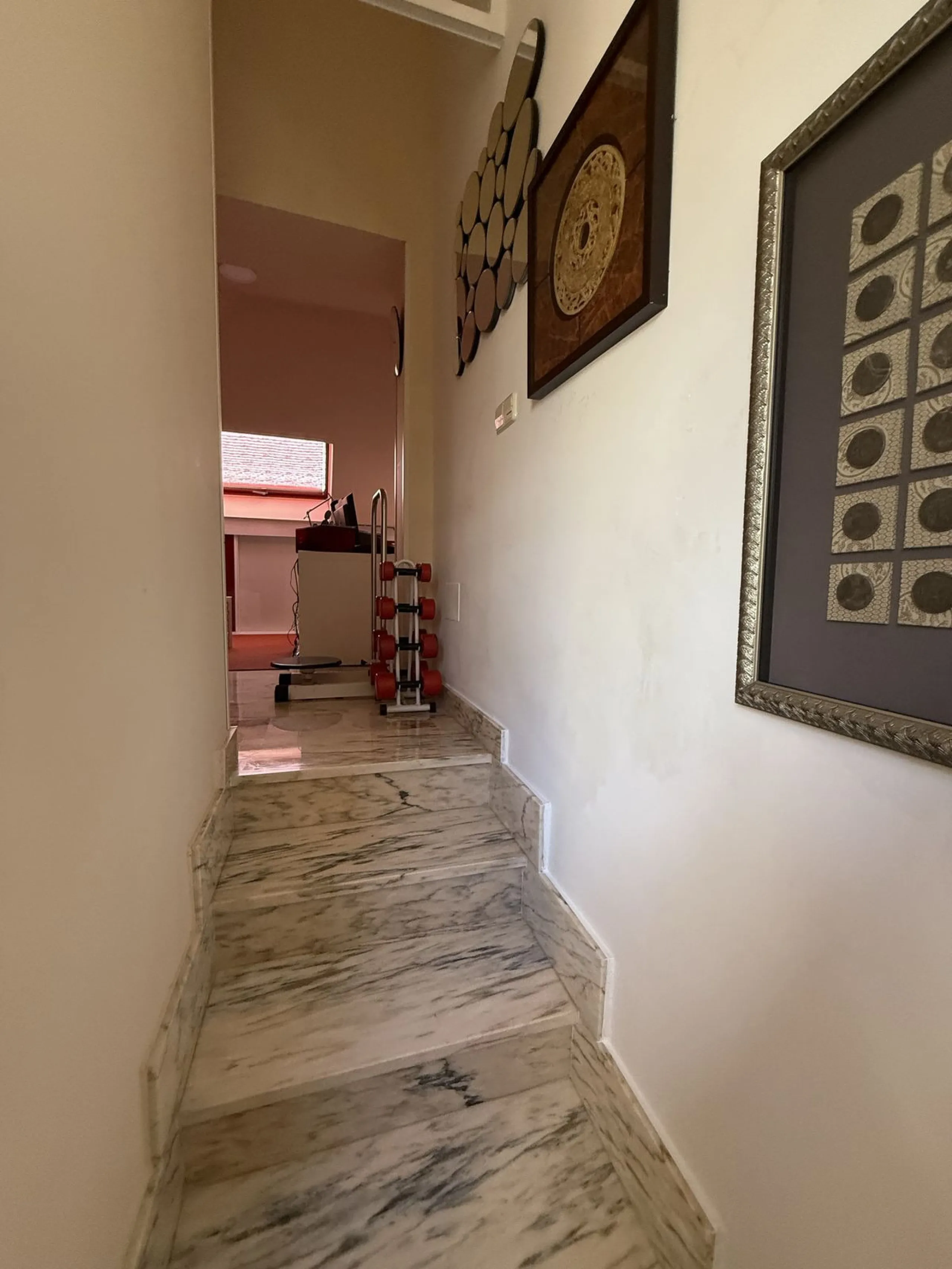 A REAL JEWEL IN THE HEART OF BENÁLMADENA with partial sea view: a four-storey semi-detached house with private lift (!) in a peaceful and beautifully maintained community.