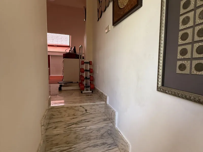 A REAL JEWEL IN THE HEART OF BENÁLMADENA with partial sea view: a four-storey semi-detached house with private lift (!) in a peaceful and beautifully maintained community.