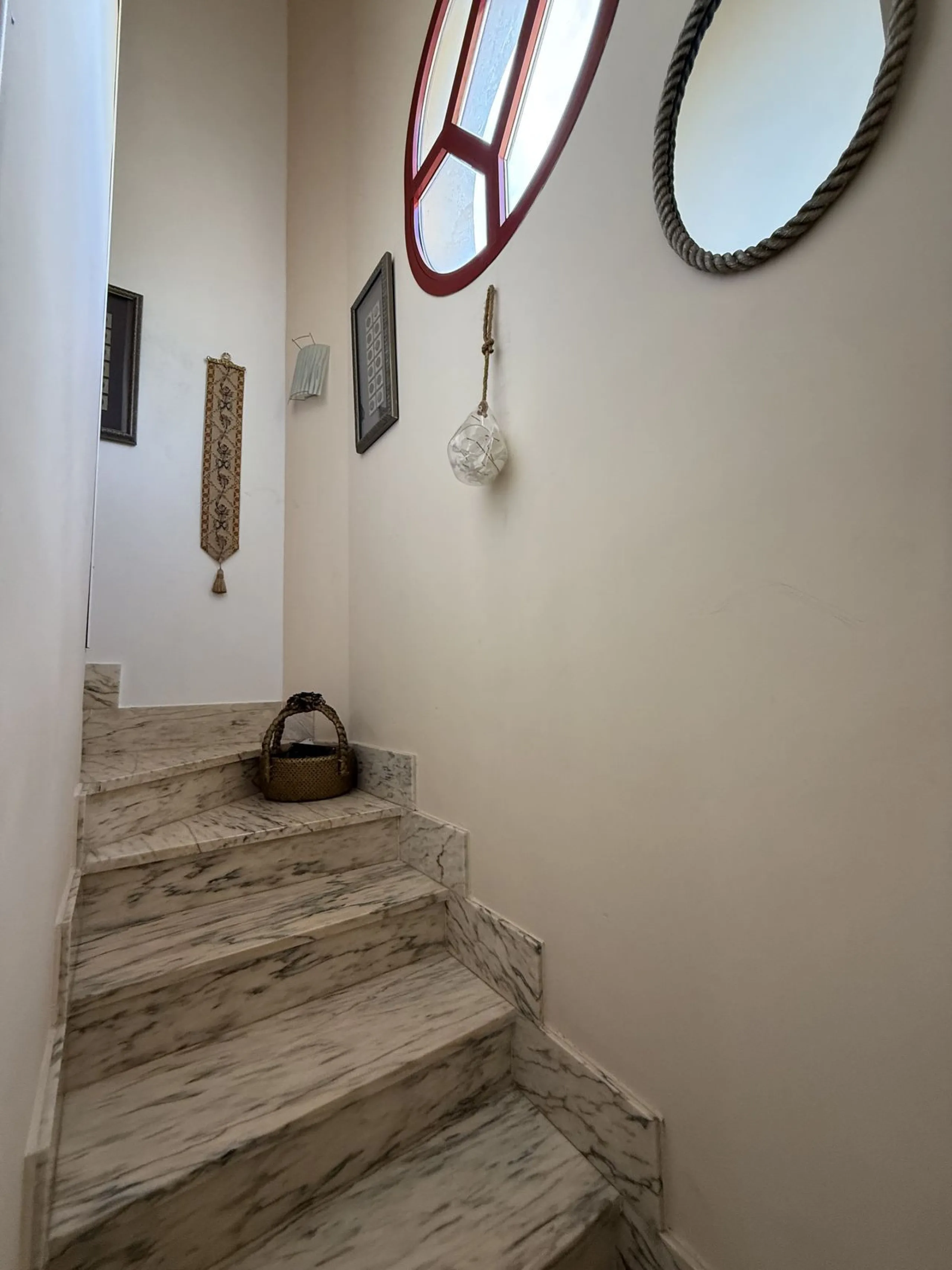 A REAL JEWEL IN THE HEART OF BENÁLMADENA with partial sea view: a four-storey semi-detached house with private lift (!) in a peaceful and beautifully maintained community.