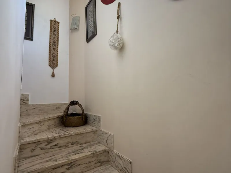 A REAL JEWEL IN THE HEART OF BENÁLMADENA with partial sea view: a four-storey semi-detached house with private lift (!) in a peaceful and beautifully maintained community.