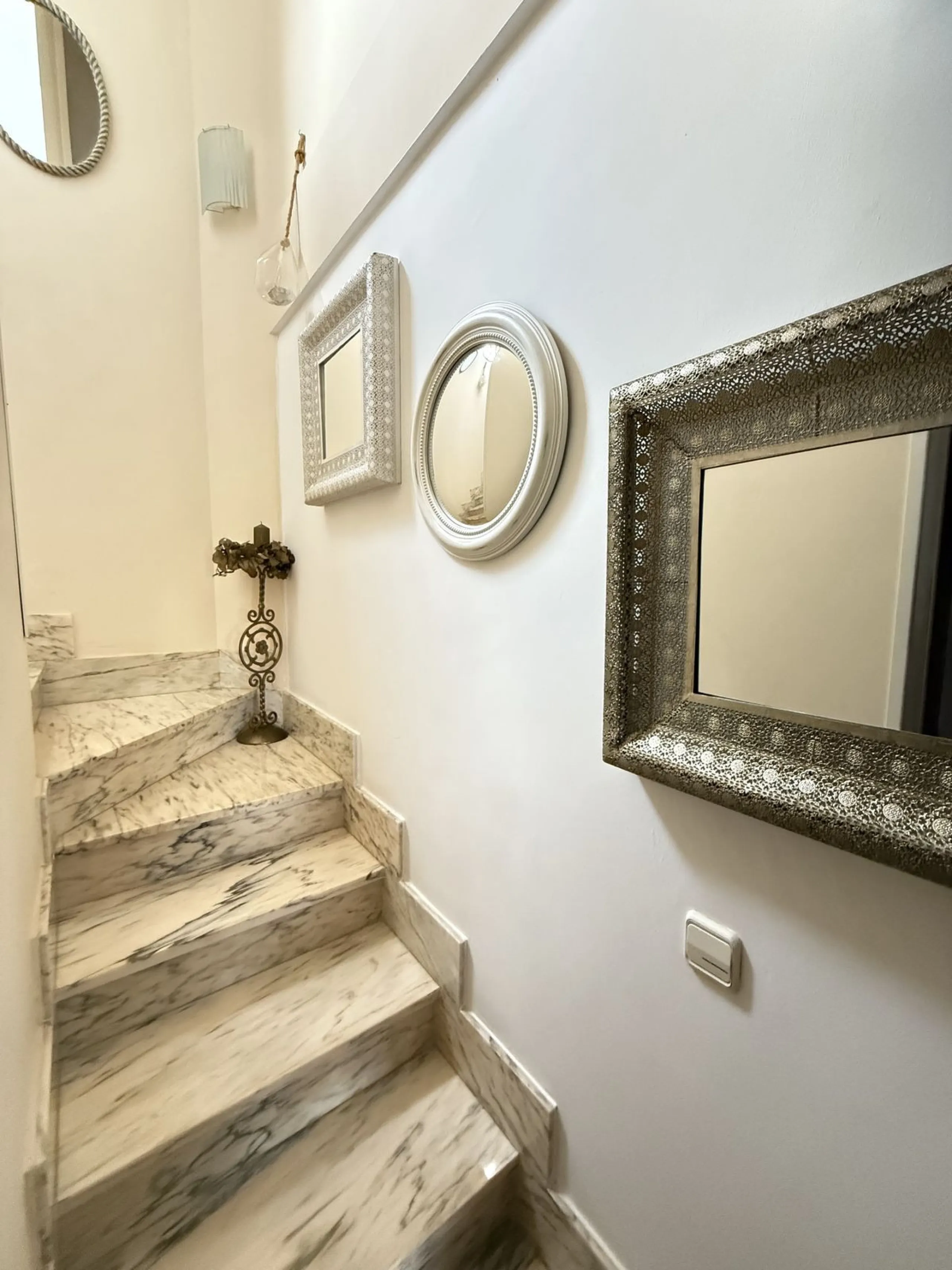 A REAL JEWEL IN THE HEART OF BENÁLMADENA with partial sea view: a four-storey semi-detached house with private lift (!) in a peaceful and beautifully maintained community.