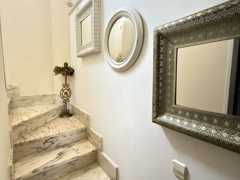 A REAL JEWEL IN THE HEART OF BENÁLMADENA with partial sea view: a four-storey semi-detached house with private lift (!) in a peaceful and beautifully maintained community.