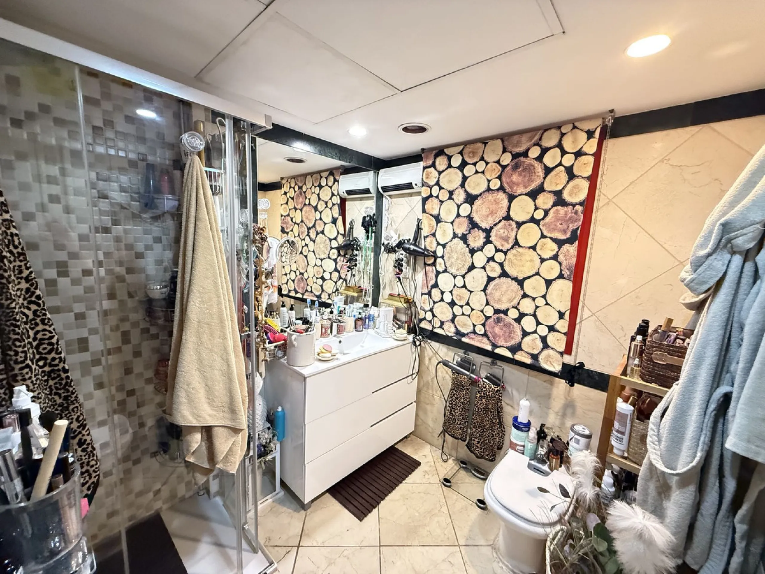A REAL JEWEL IN THE HEART OF BENÁLMADENA with partial sea view: a four-storey semi-detached house with private lift (!) in a peaceful and beautifully maintained community.