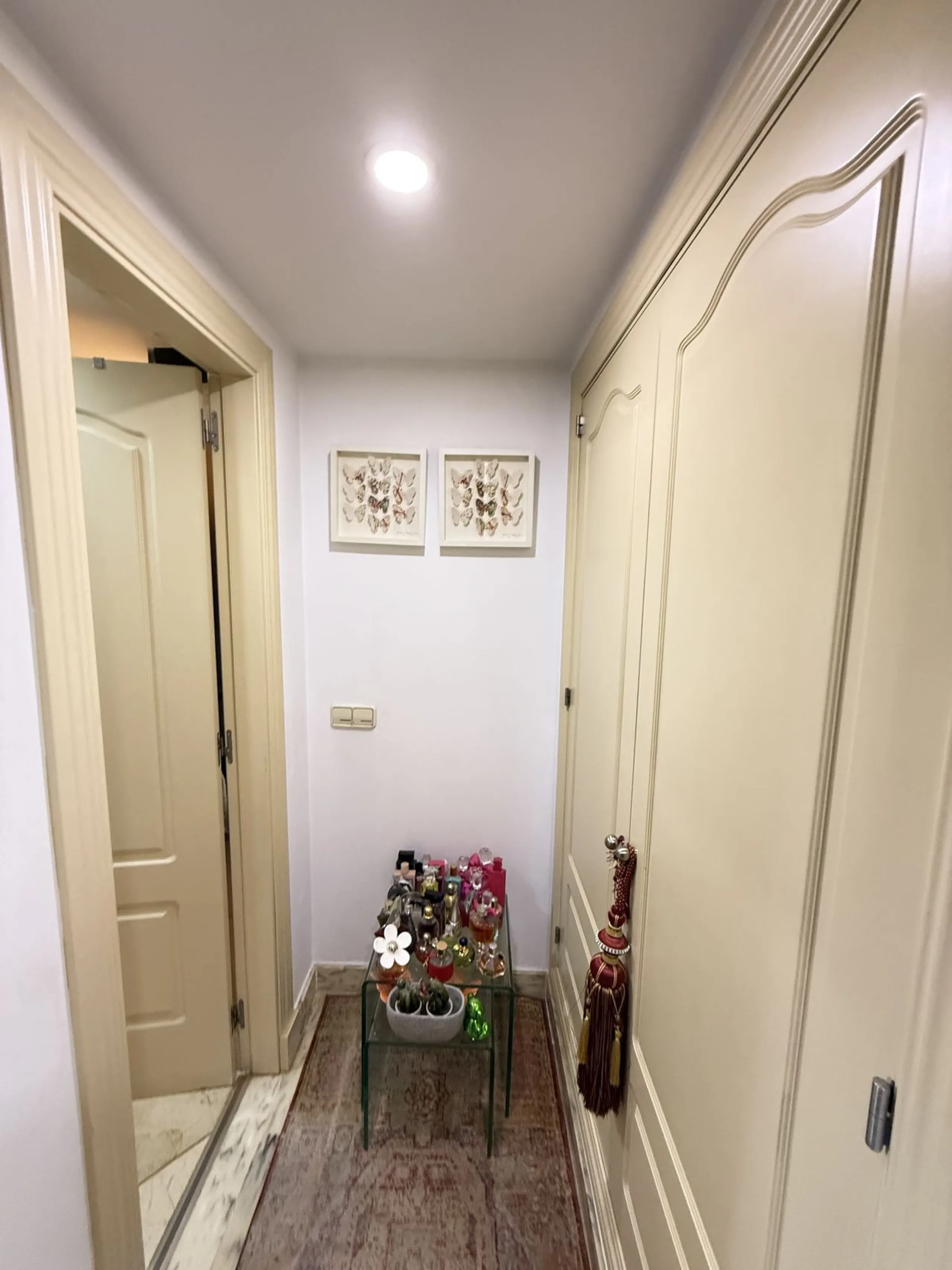 A REAL JEWEL IN THE HEART OF BENÁLMADENA with partial sea view: a four-storey semi-detached house with private lift (!) in a peaceful and beautifully maintained community.