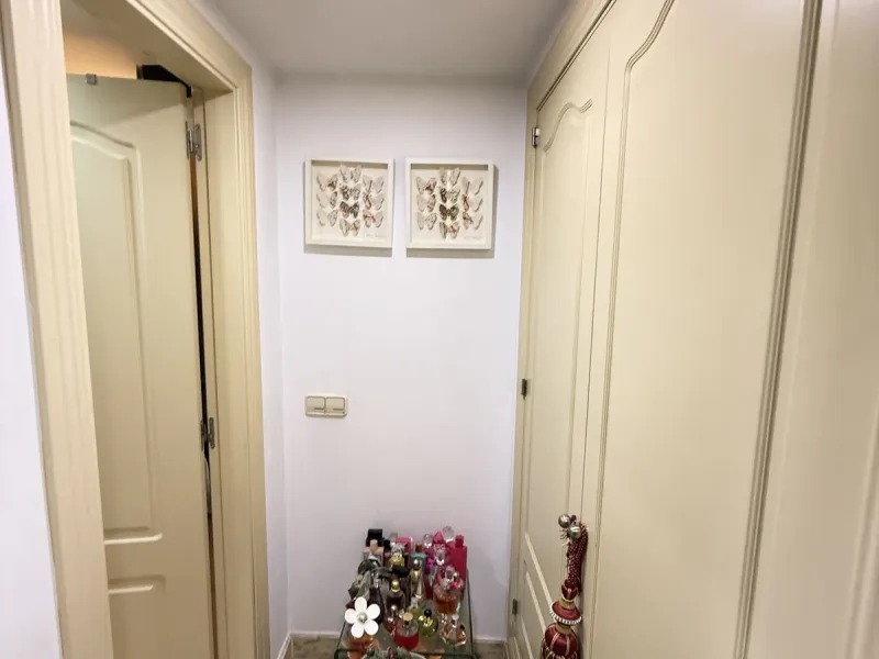A REAL JEWEL IN THE HEART OF BENÁLMADENA with partial sea view: a four-storey semi-detached house with private lift (!) in a peaceful and beautifully maintained community.