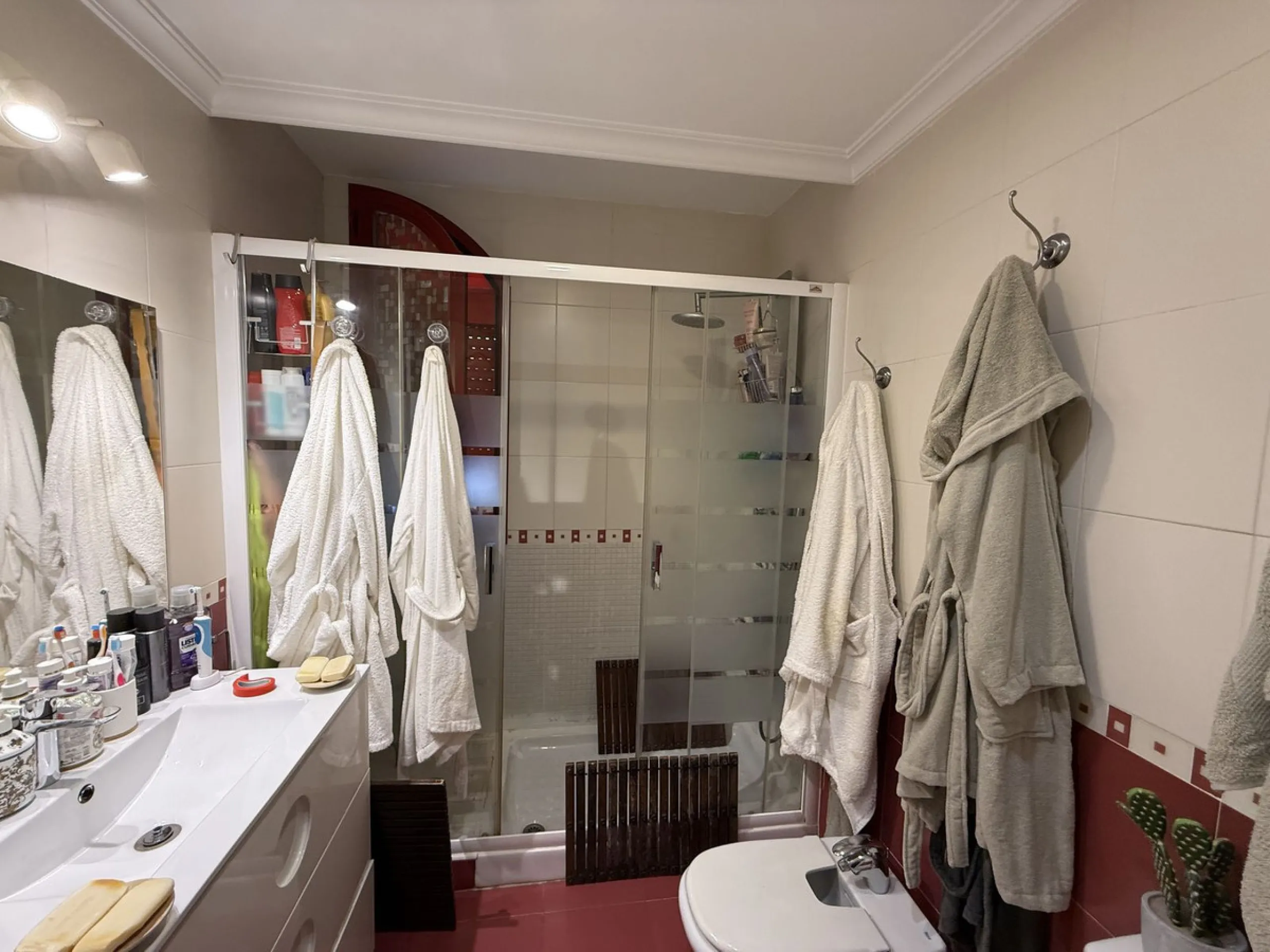 A REAL JEWEL IN THE HEART OF BENÁLMADENA with partial sea view: a four-storey semi-detached house with private lift (!) in a peaceful and beautifully maintained community.