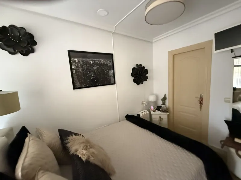 A REAL JEWEL IN THE HEART OF BENÁLMADENA with partial sea view: a four-storey semi-detached house with private lift (!) in a peaceful and beautifully maintained community.