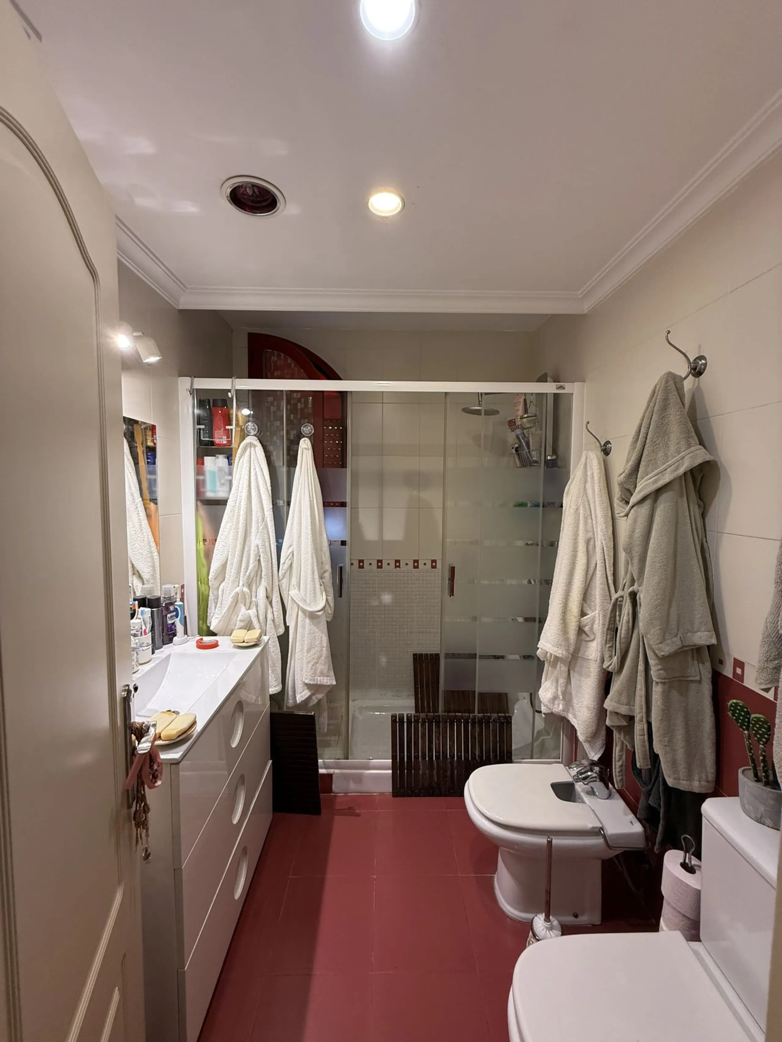 A REAL JEWEL IN THE HEART OF BENÁLMADENA with partial sea view: a four-storey semi-detached house with private lift (!) in a peaceful and beautifully maintained community.
