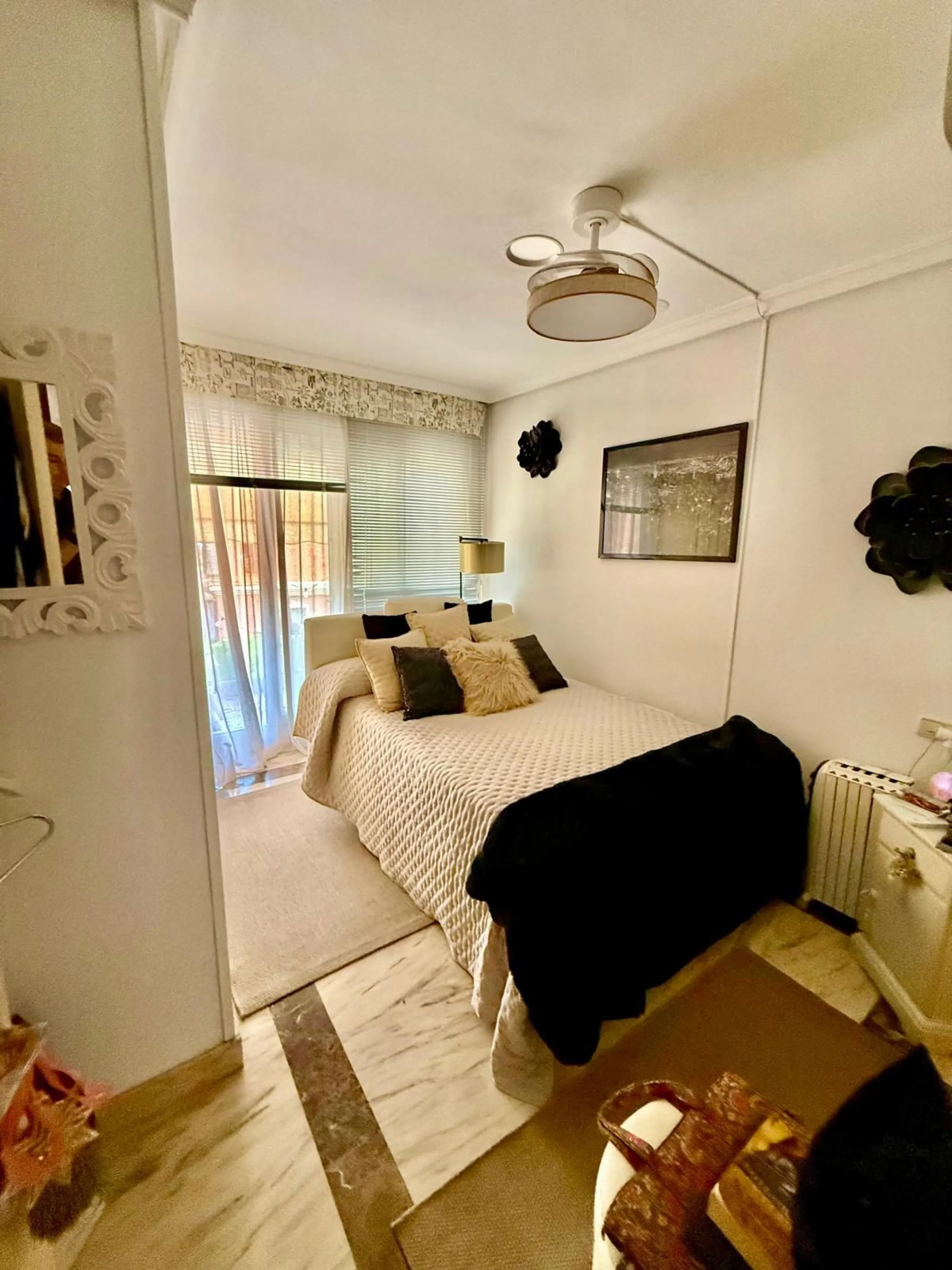 A REAL JEWEL IN THE HEART OF BENÁLMADENA with partial sea view: a four-storey semi-detached house with private lift (!) in a peaceful and beautifully maintained community.