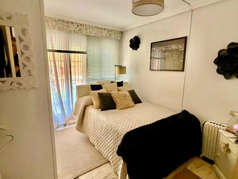 A REAL JEWEL IN THE HEART OF BENÁLMADENA with partial sea view: a four-storey semi-detached house with private lift (!) in a peaceful and beautifully maintained community.
