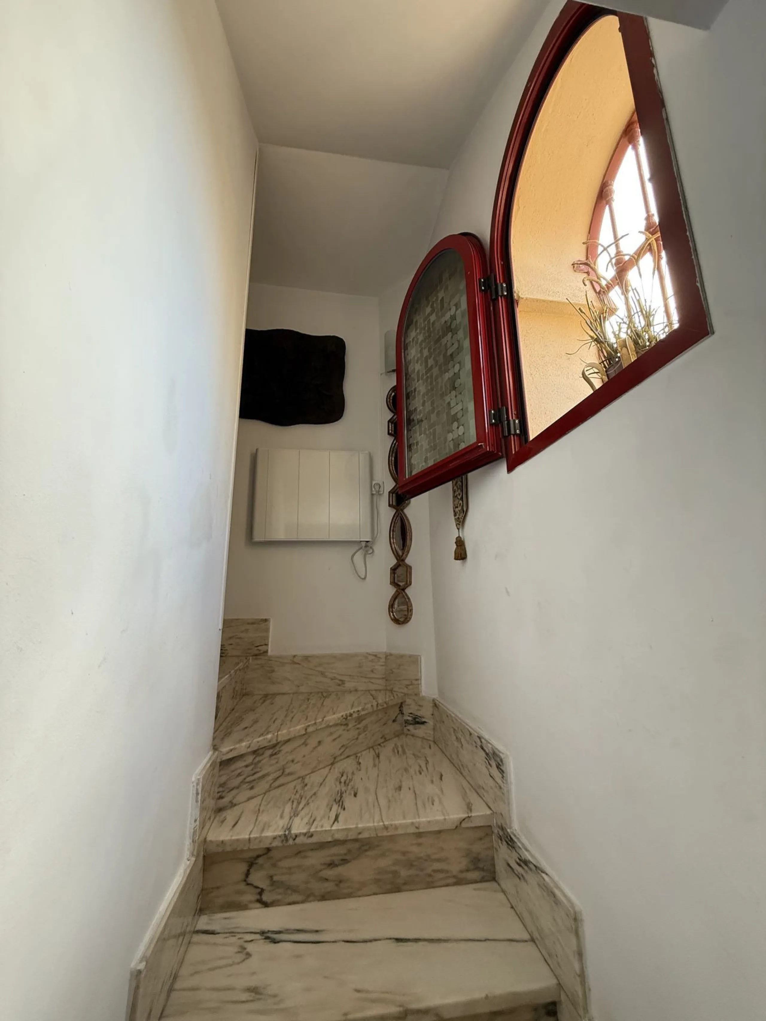 A REAL JEWEL IN THE HEART OF BENÁLMADENA with partial sea view: a four-storey semi-detached house with private lift (!) in a peaceful and beautifully maintained community.
