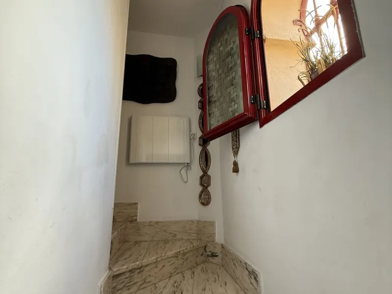 A REAL JEWEL IN THE HEART OF BENÁLMADENA with partial sea view: a four-storey semi-detached house with private lift (!) in a peaceful and beautifully maintained community.