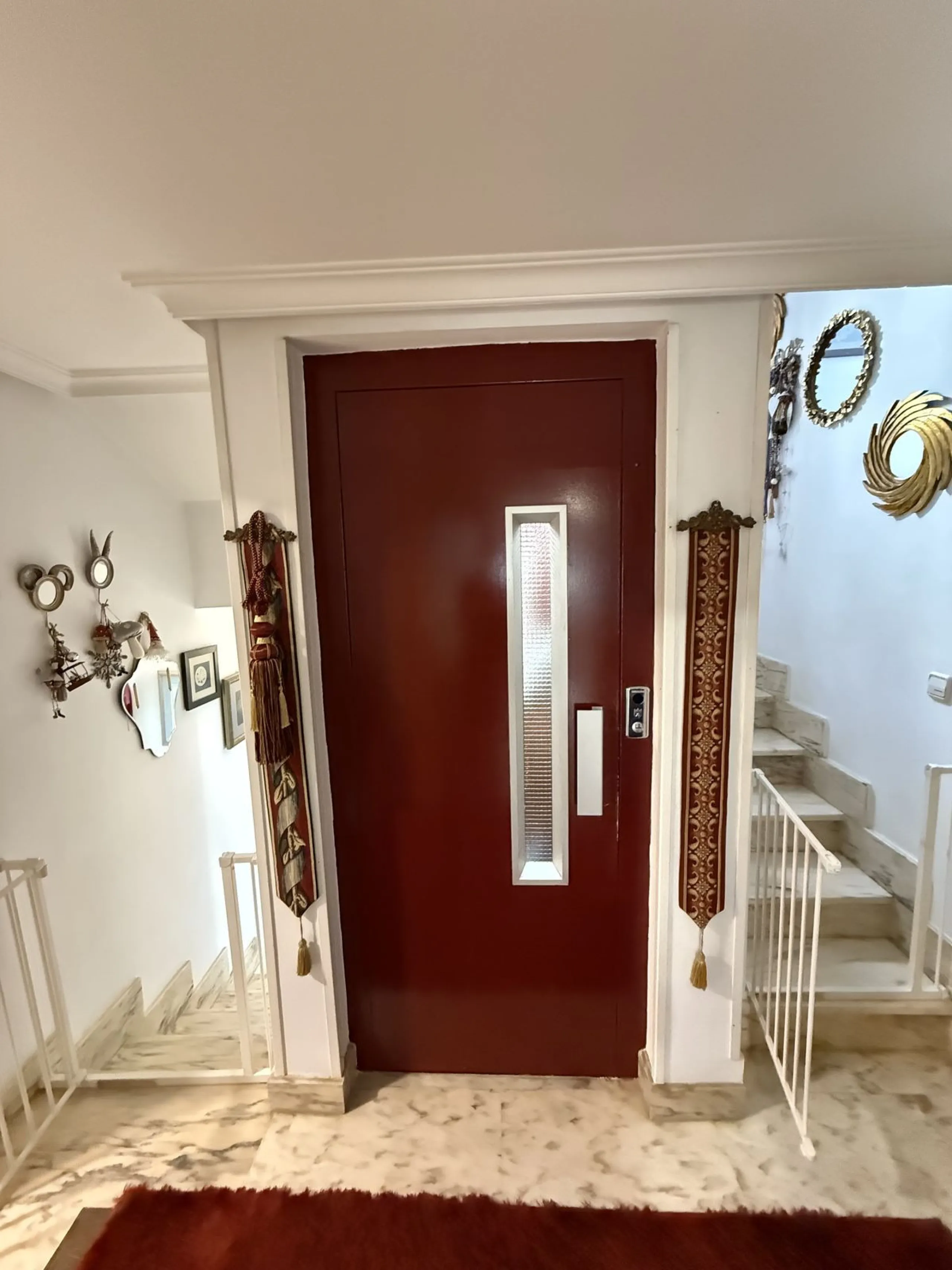 A REAL JEWEL IN THE HEART OF BENÁLMADENA with partial sea view: a four-storey semi-detached house with private lift (!) in a peaceful and beautifully maintained community.