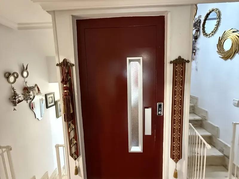 A REAL JEWEL IN THE HEART OF BENÁLMADENA with partial sea view: a four-storey semi-detached house with private lift (!) in a peaceful and beautifully maintained community.