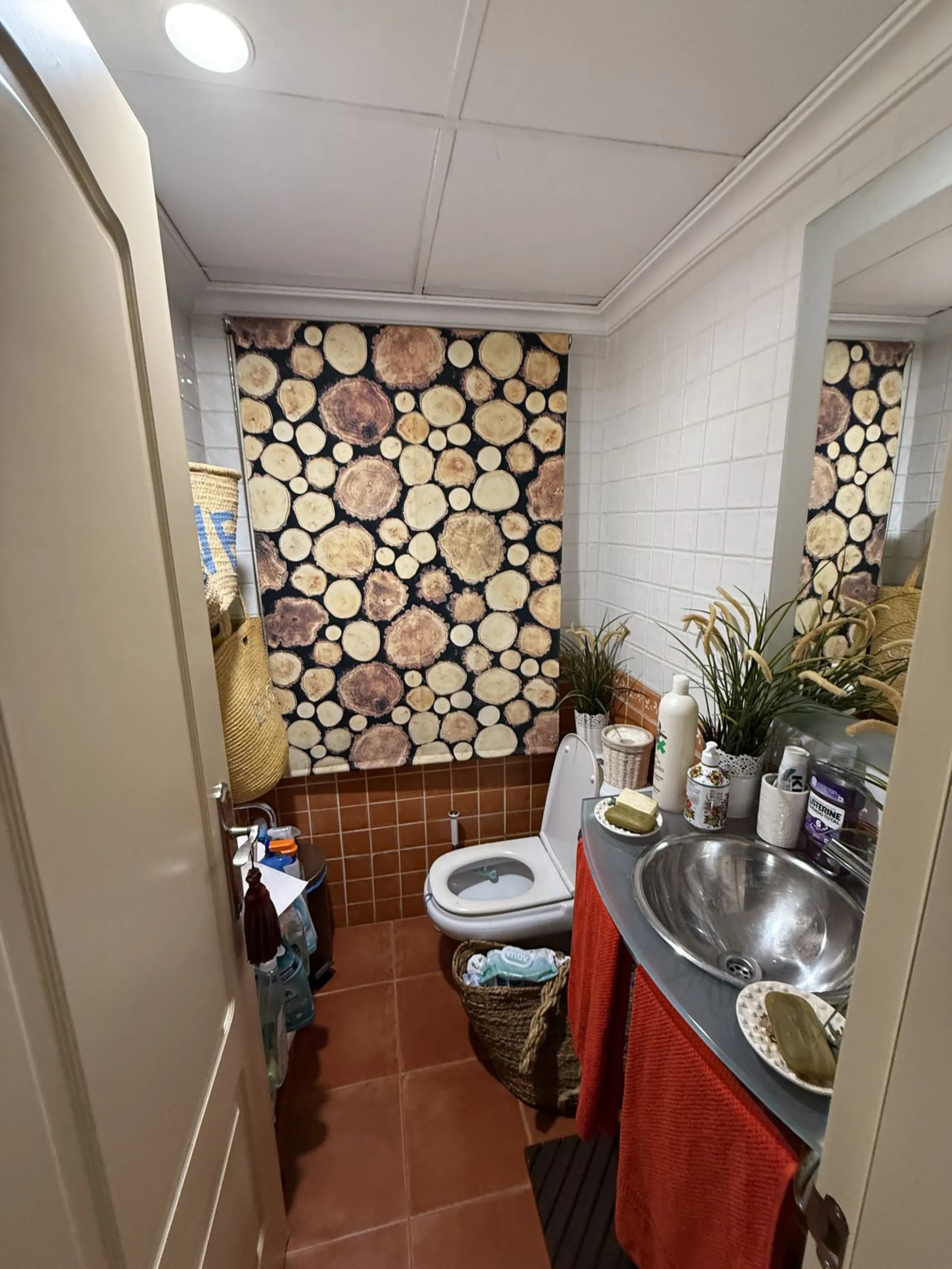 A REAL JEWEL IN THE HEART OF BENÁLMADENA with partial sea view: a four-storey semi-detached house with private lift (!) in a peaceful and beautifully maintained community.
