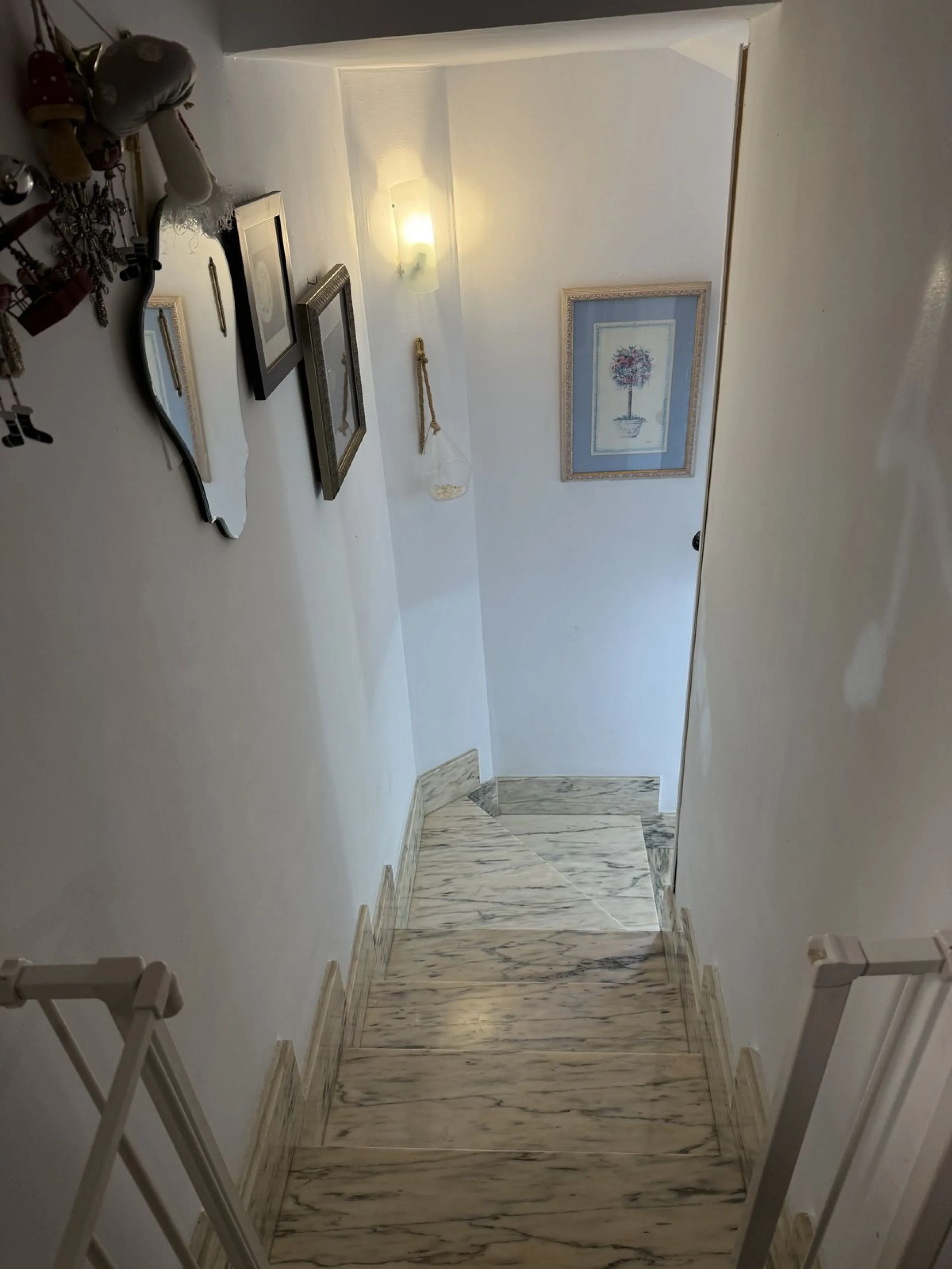 A REAL JEWEL IN THE HEART OF BENÁLMADENA with partial sea view: a four-storey semi-detached house with private lift (!) in a peaceful and beautifully maintained community.