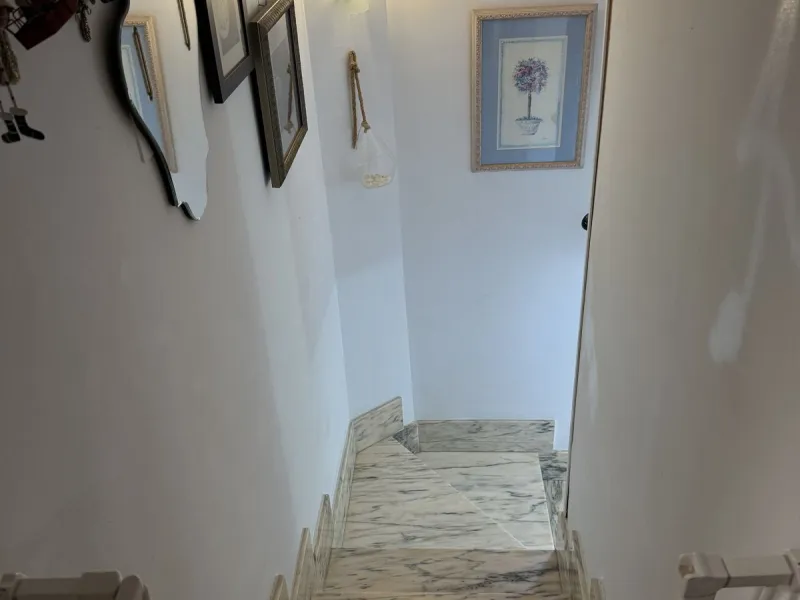 A REAL JEWEL IN THE HEART OF BENÁLMADENA with partial sea view: a four-storey semi-detached house with private lift (!) in a peaceful and beautifully maintained community.