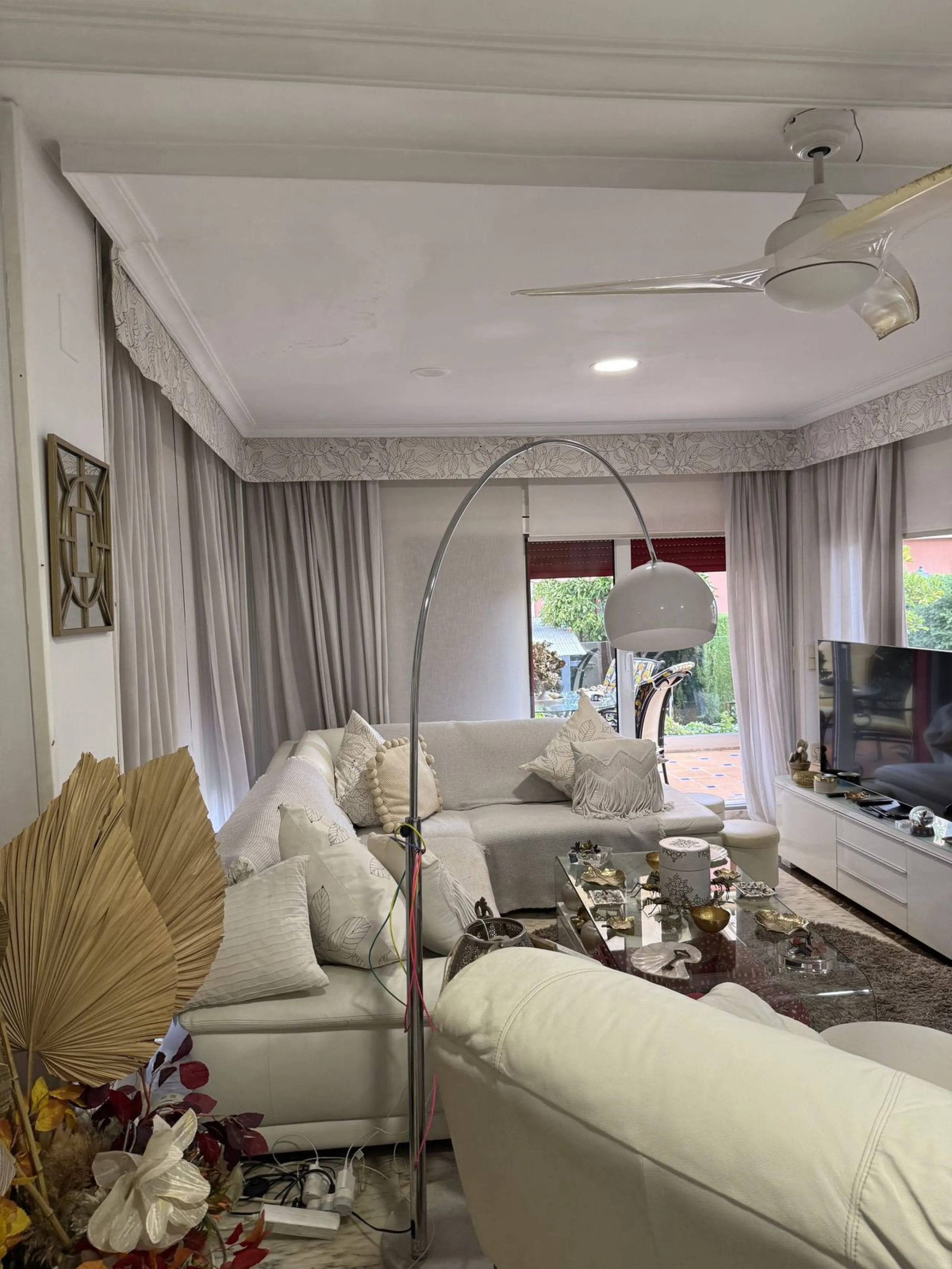 A REAL JEWEL IN THE HEART OF BENÁLMADENA with partial sea view: a four-storey semi-detached house with private lift (!) in a peaceful and beautifully maintained community.