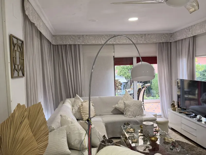 A REAL JEWEL IN THE HEART OF BENÁLMADENA with partial sea view: a four-storey semi-detached house with private lift (!) in a peaceful and beautifully maintained community.