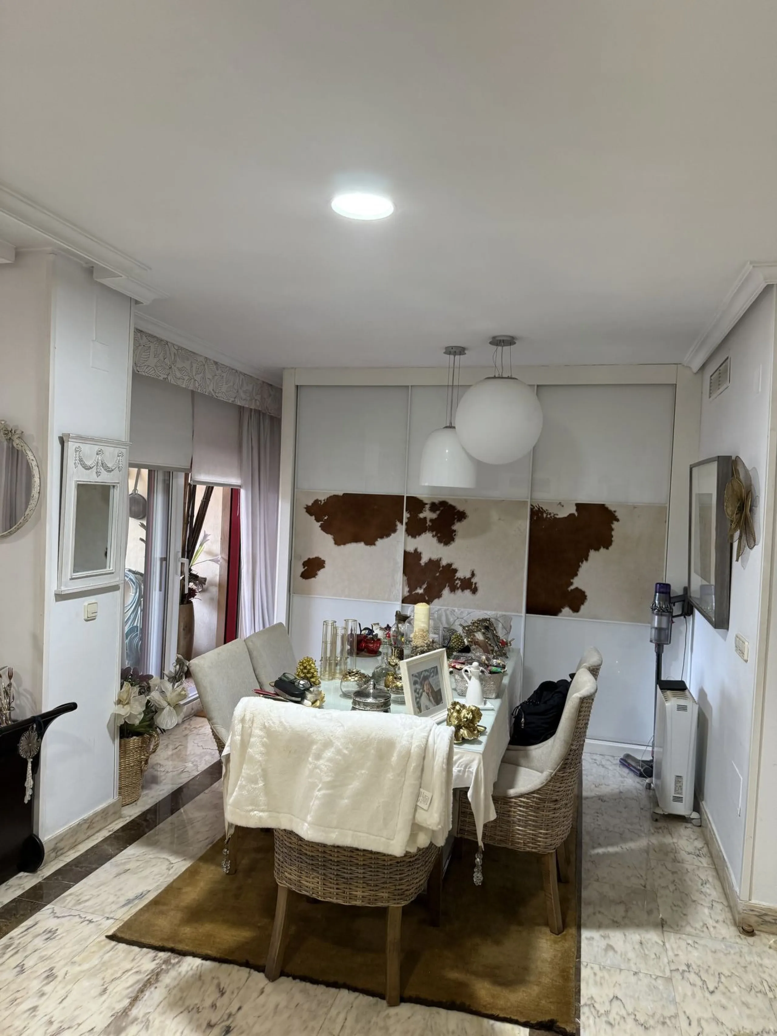 A REAL JEWEL IN THE HEART OF BENÁLMADENA with partial sea view: a four-storey semi-detached house with private lift (!) in a peaceful and beautifully maintained community.