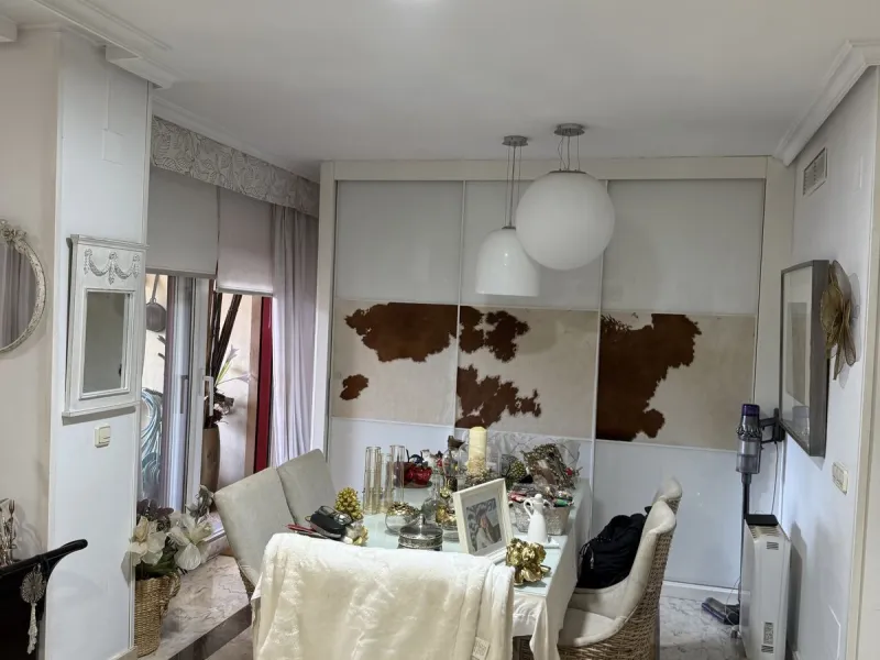 A REAL JEWEL IN THE HEART OF BENÁLMADENA with partial sea view: a four-storey semi-detached house with private lift (!) in a peaceful and beautifully maintained community.
